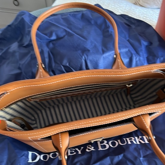 NWOT Dooney & Bourke Beacon 1464 Nana Leather Zip Tote - Picture 2 of 4